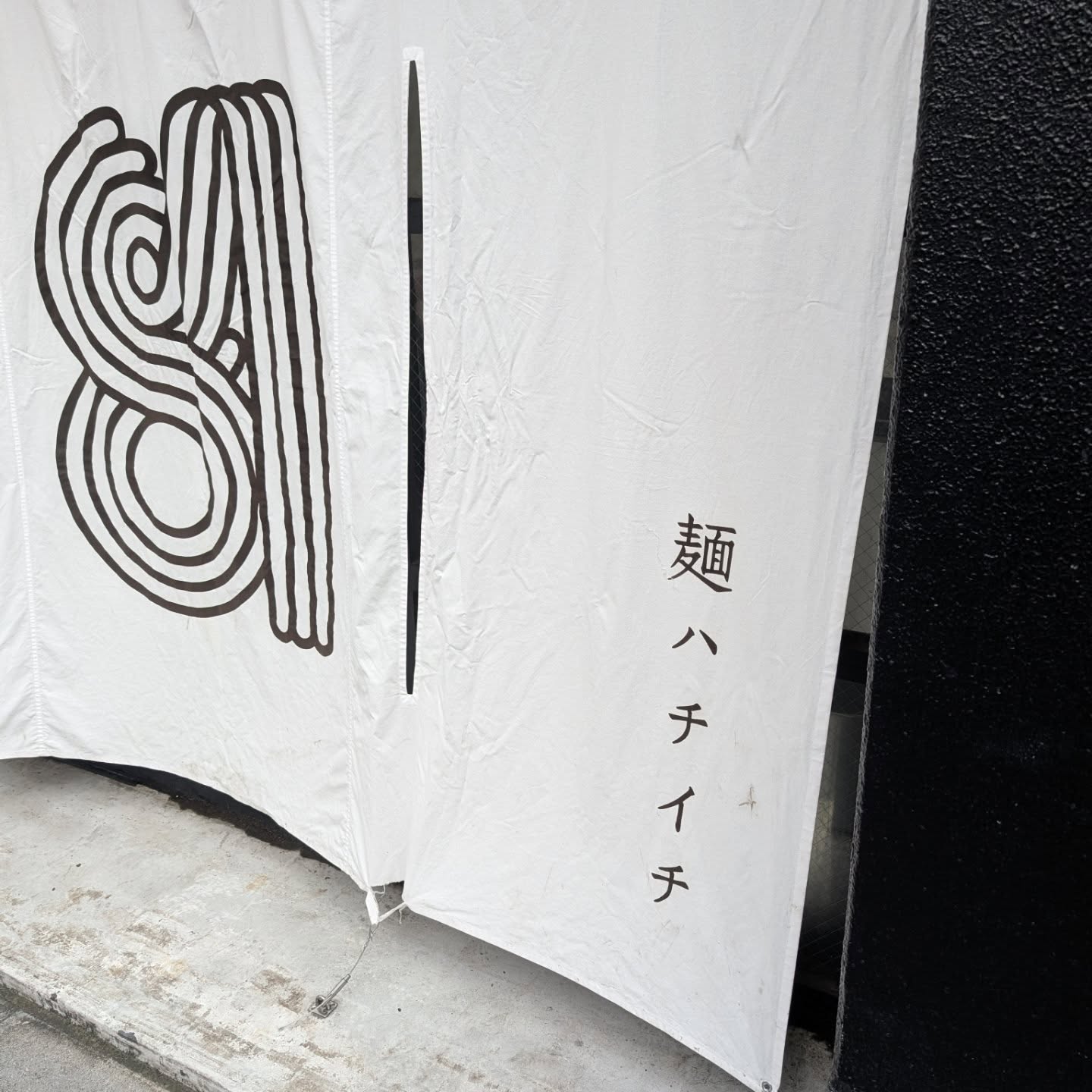 昼はラーメン店、夜はバーを営業するお店！