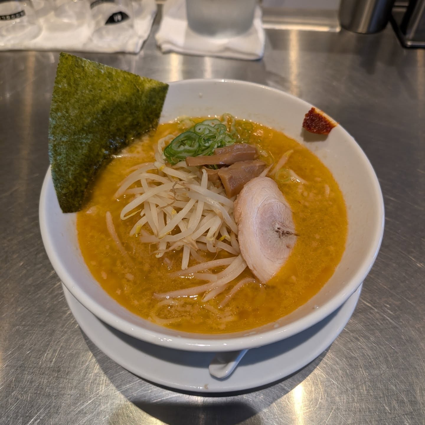 昼はラーメン店、夜はバーを営業するお店！