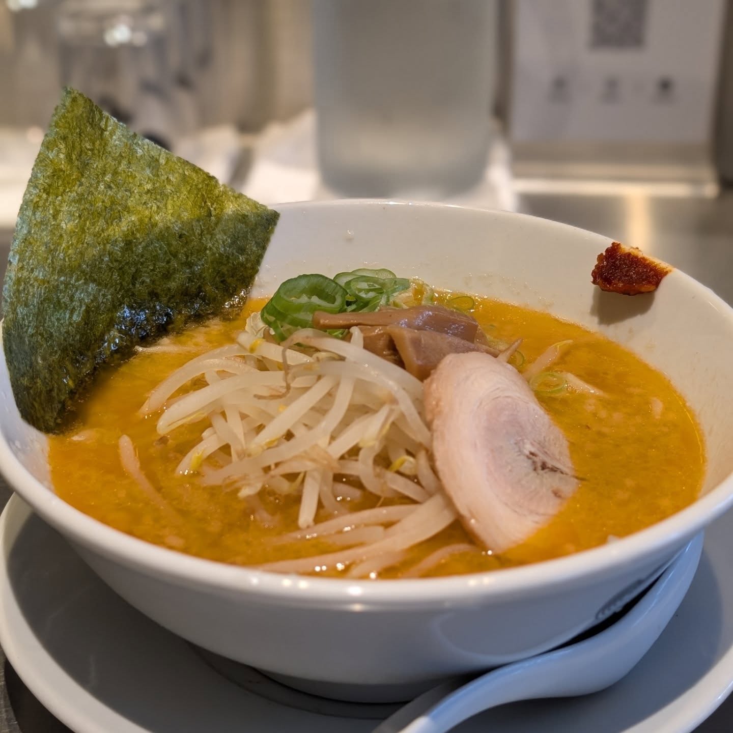 昼はラーメン店、夜はバーを営業するお店！