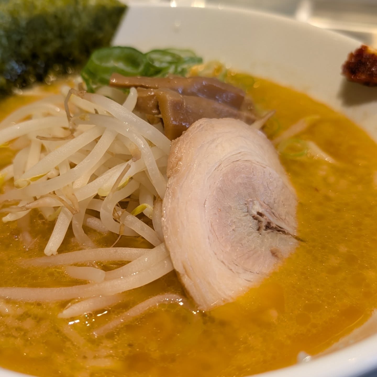 昼はラーメン店、夜はバーを営業するお店！