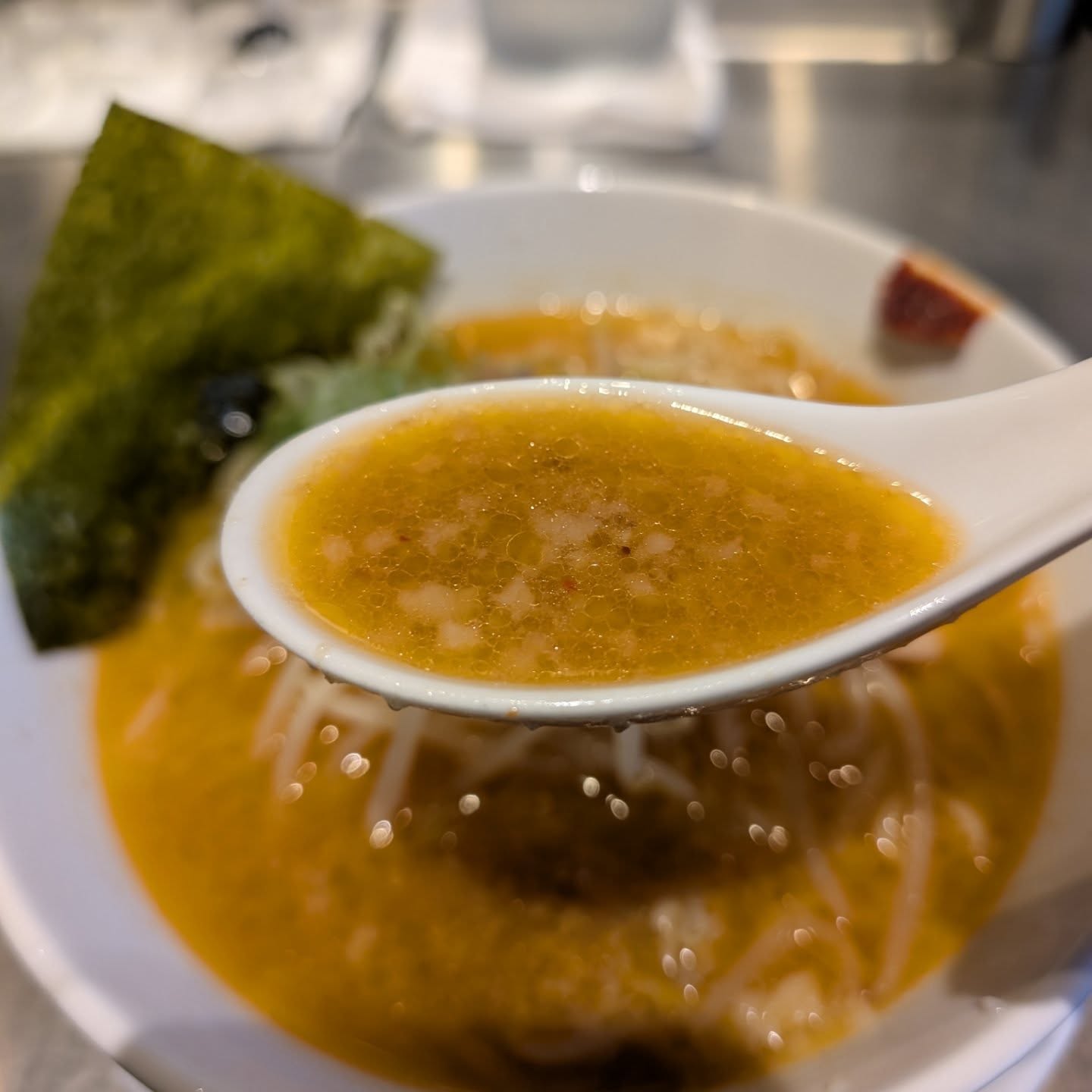 昼はラーメン店、夜はバーを営業するお店！