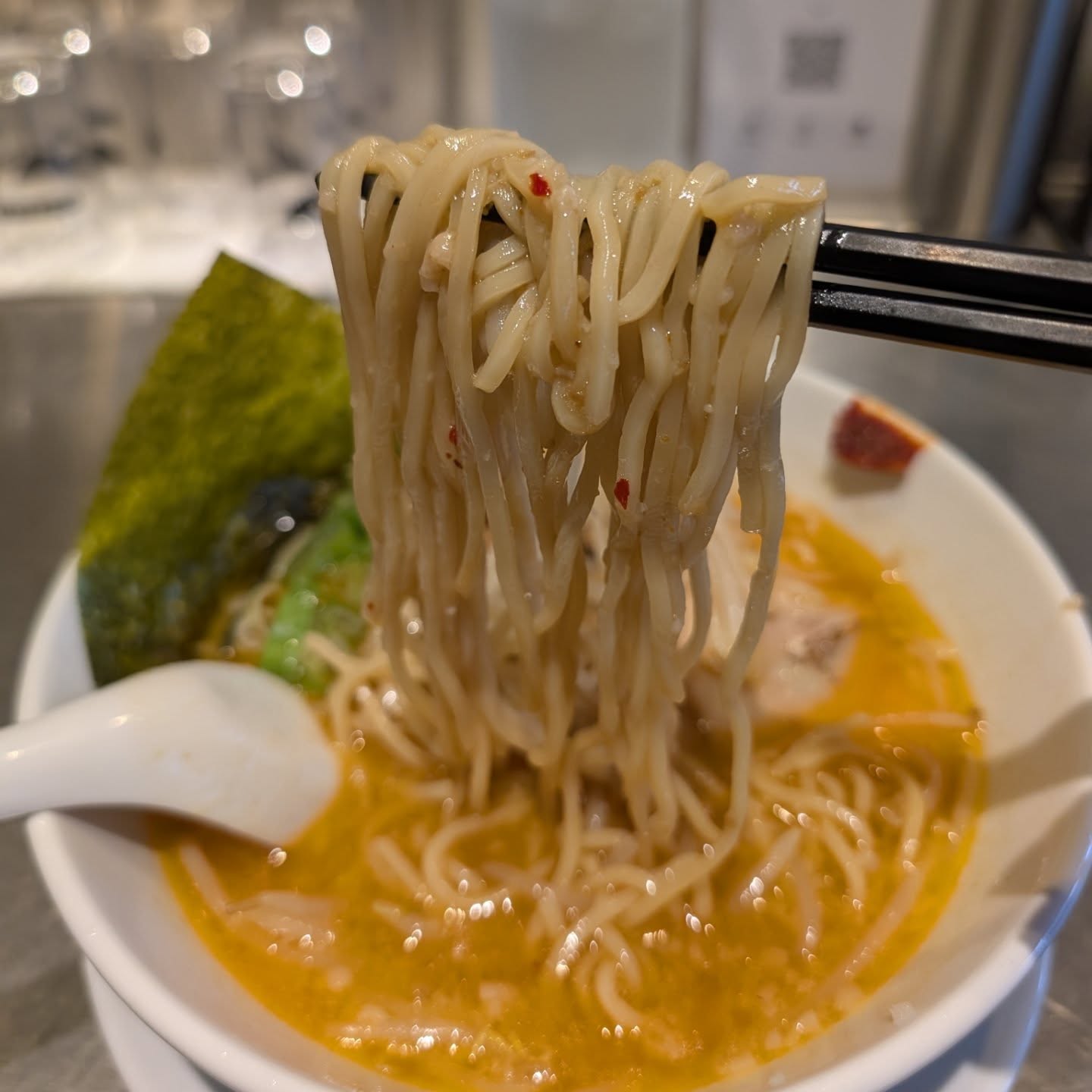 昼はラーメン店、夜はバーを営業するお店！