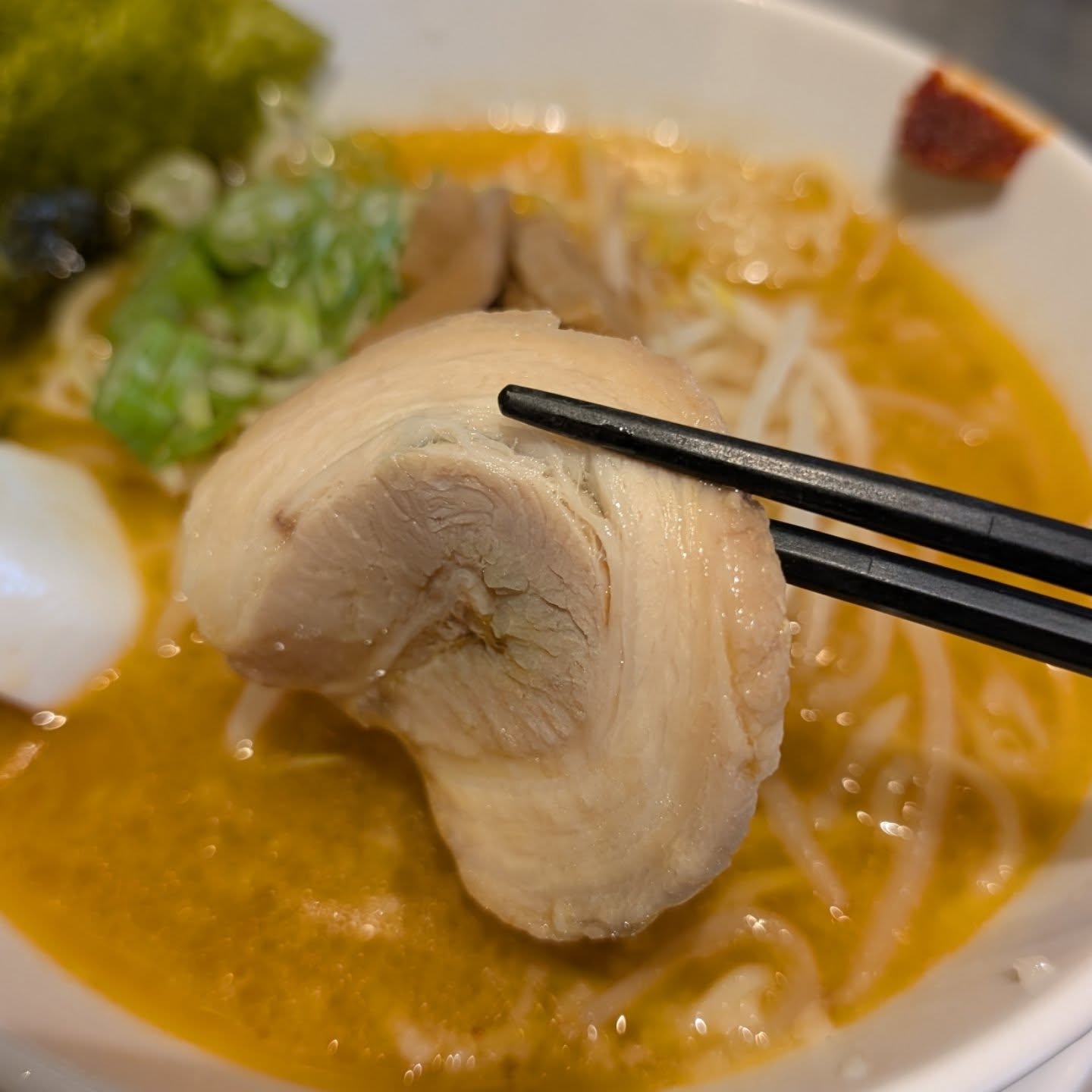 昼はラーメン店、夜はバーを営業するお店！