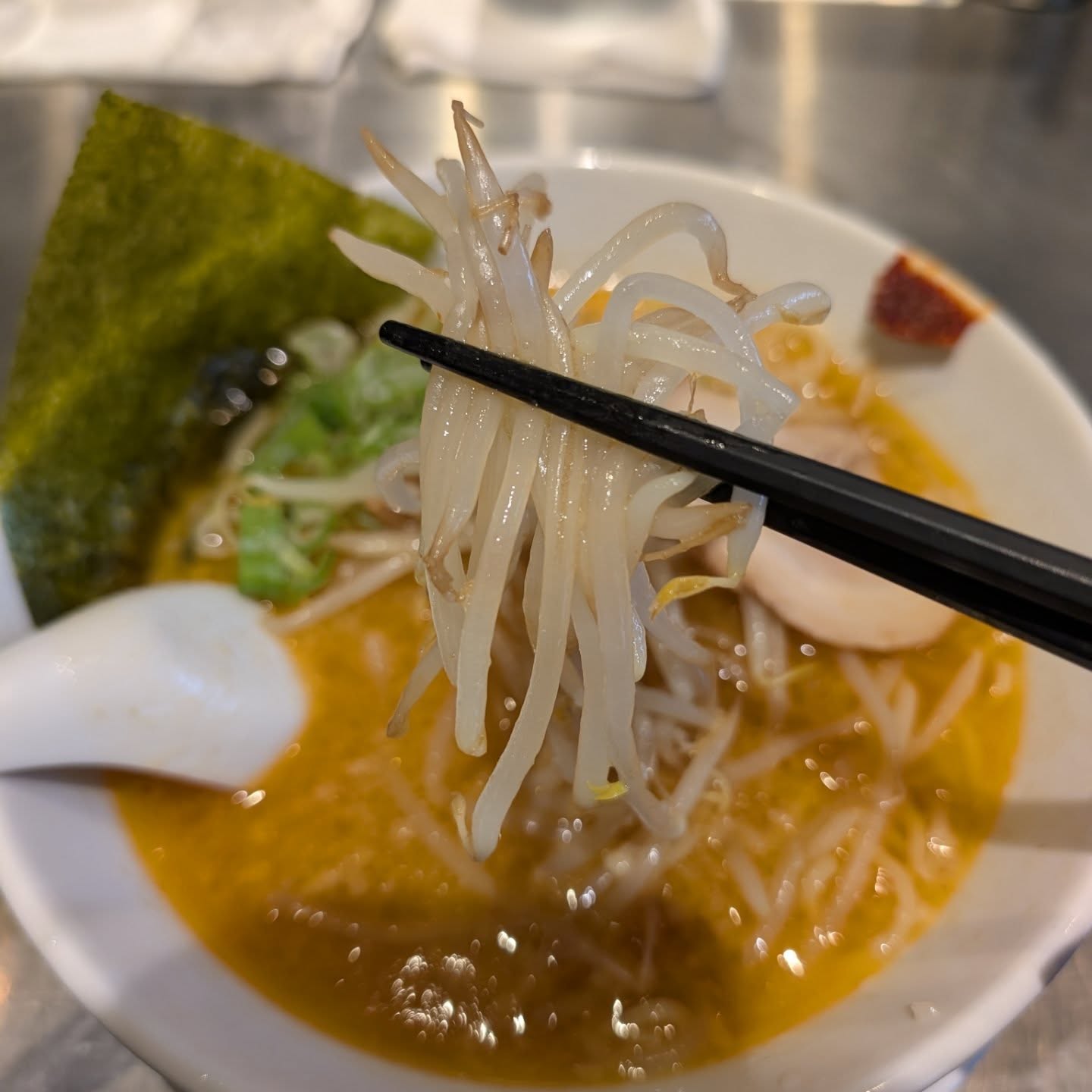 昼はラーメン店、夜はバーを営業するお店！