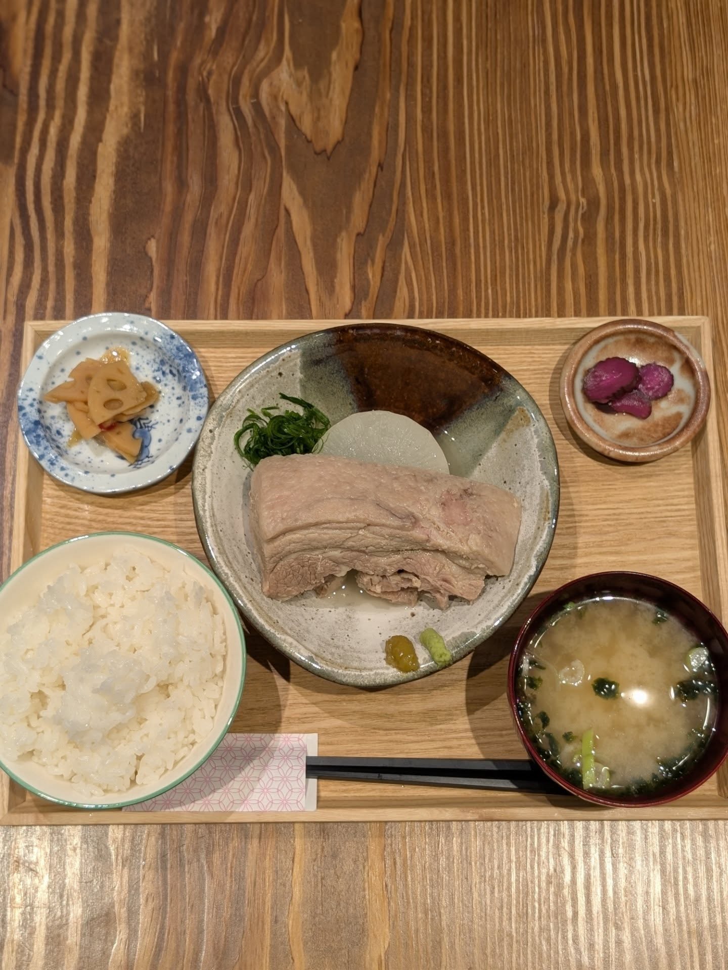 1日20食限定の絶品塩角煮！