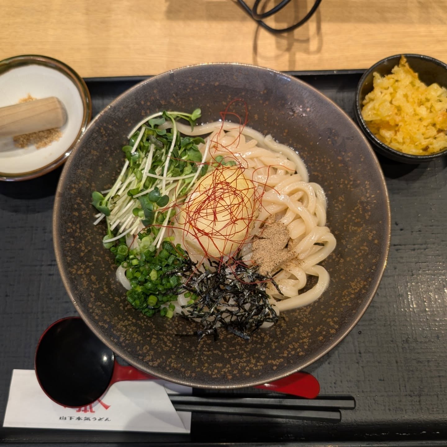 本場讃岐麺の油そば風うどん！