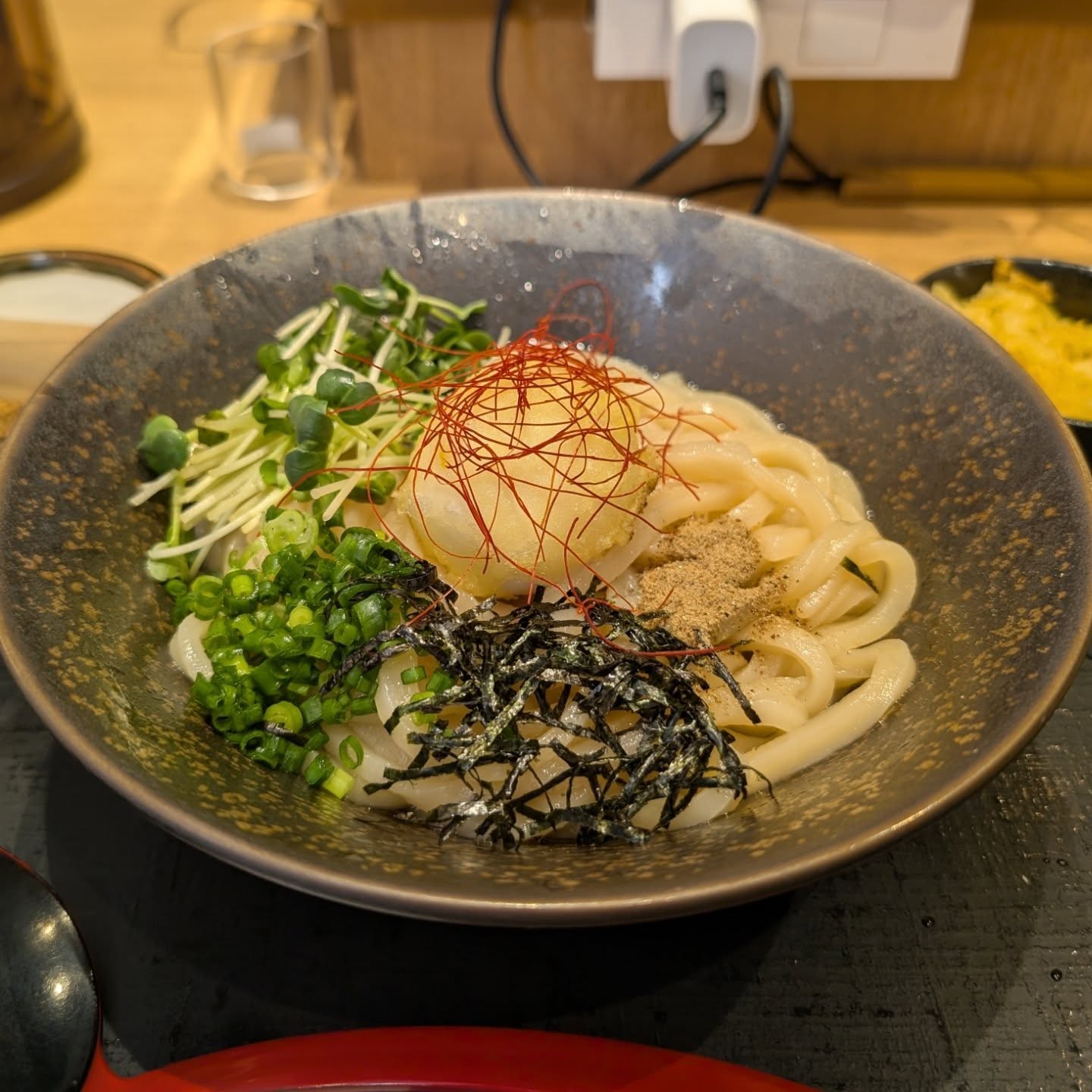 本場讃岐麺の油そば風うどん！
