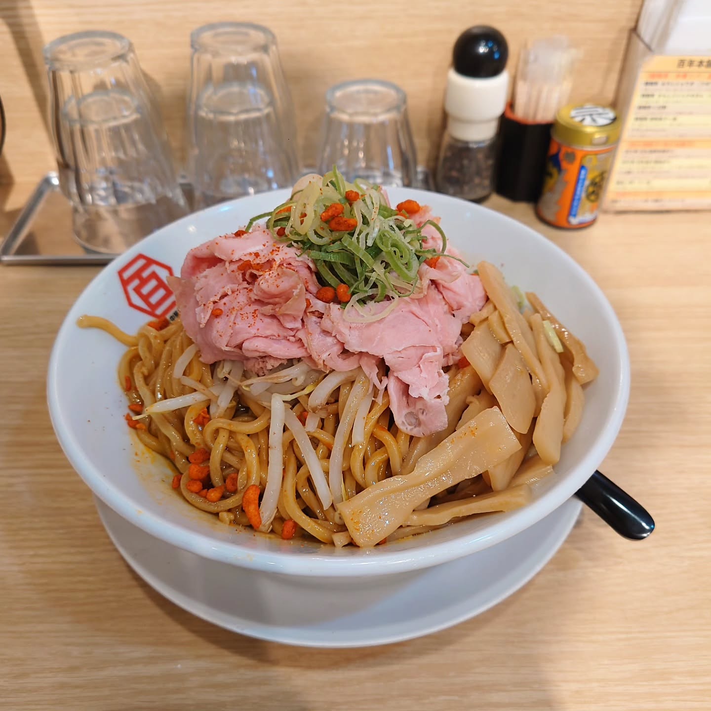 数々の賞を受賞した人気ラーメン店