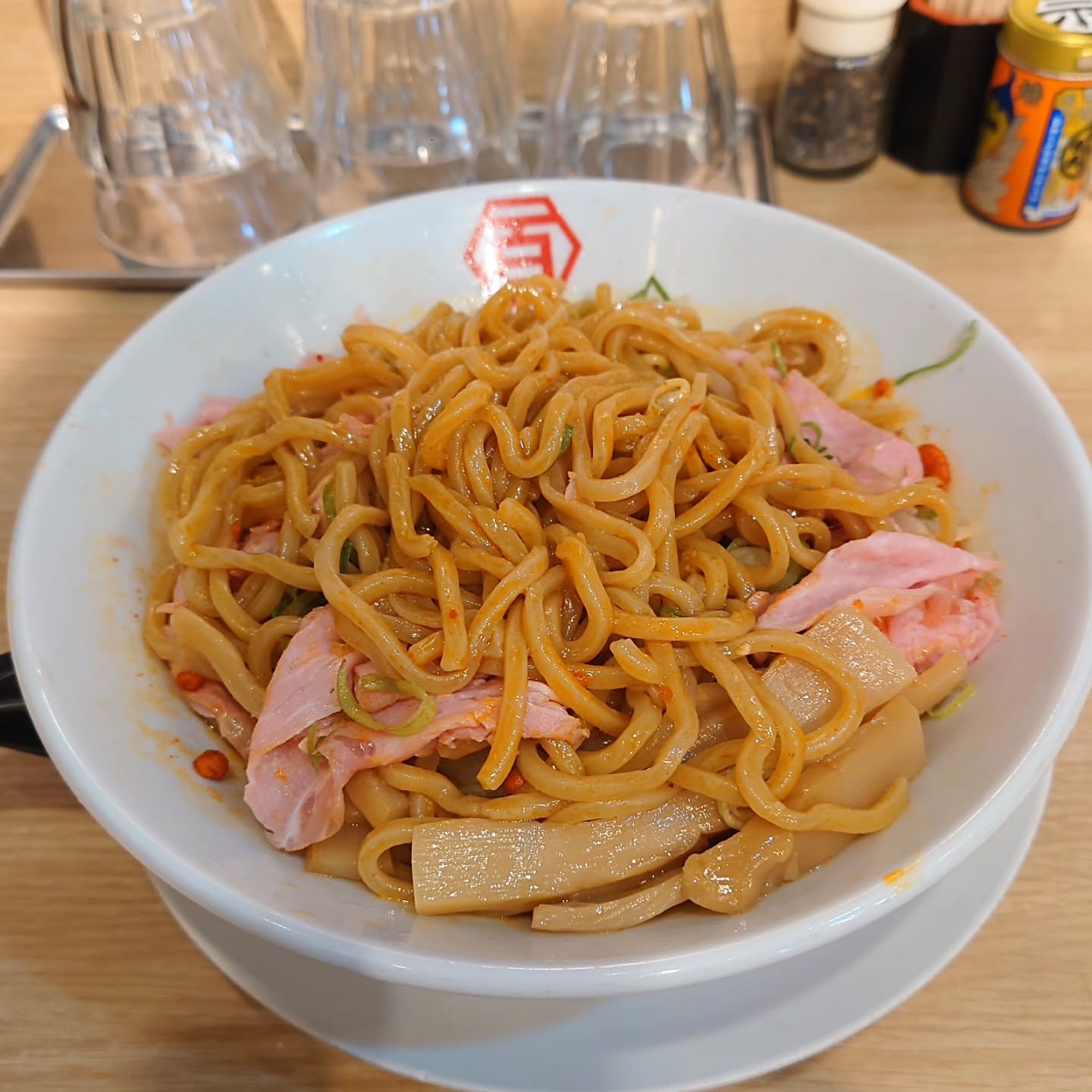 数々の賞を受賞した人気ラーメン店