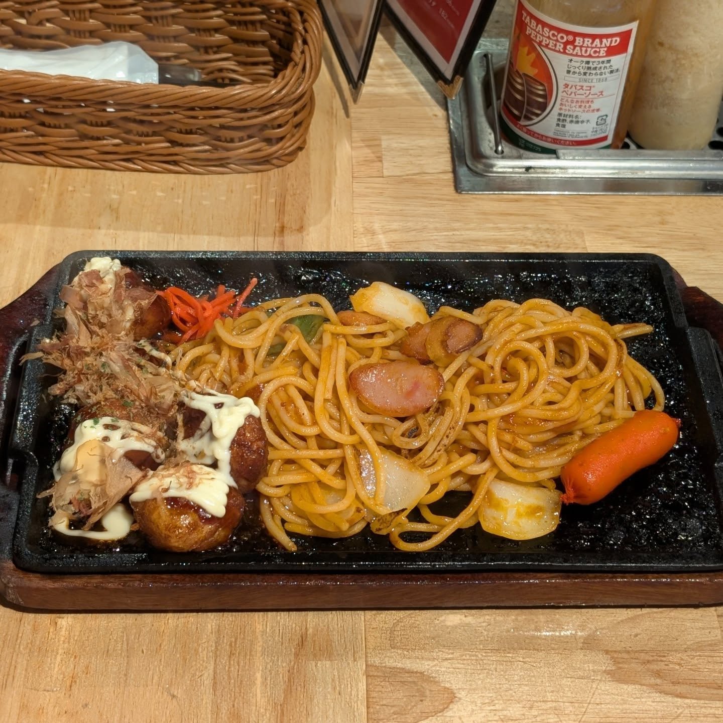 熱々鉄板で食べるナポリタン&たこ焼き！