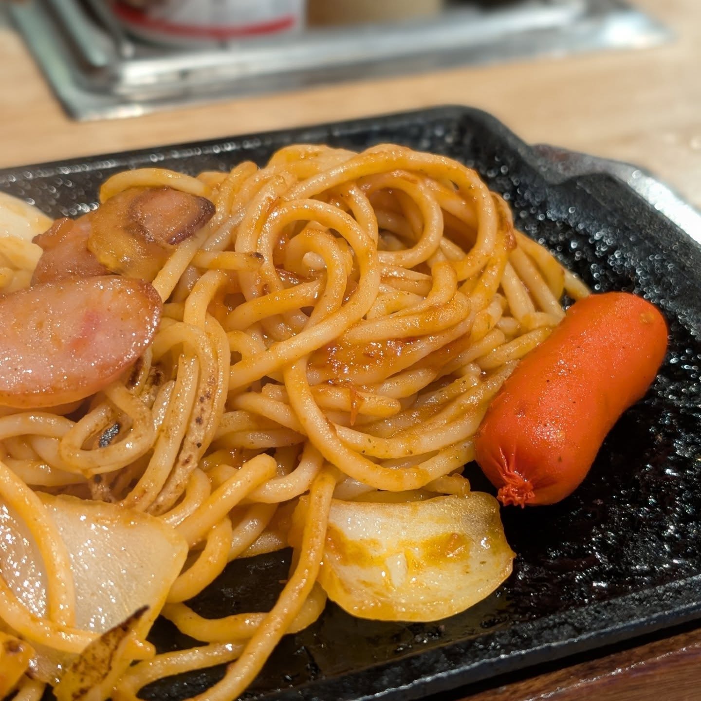 熱々鉄板で食べるナポリタン&たこ焼き！