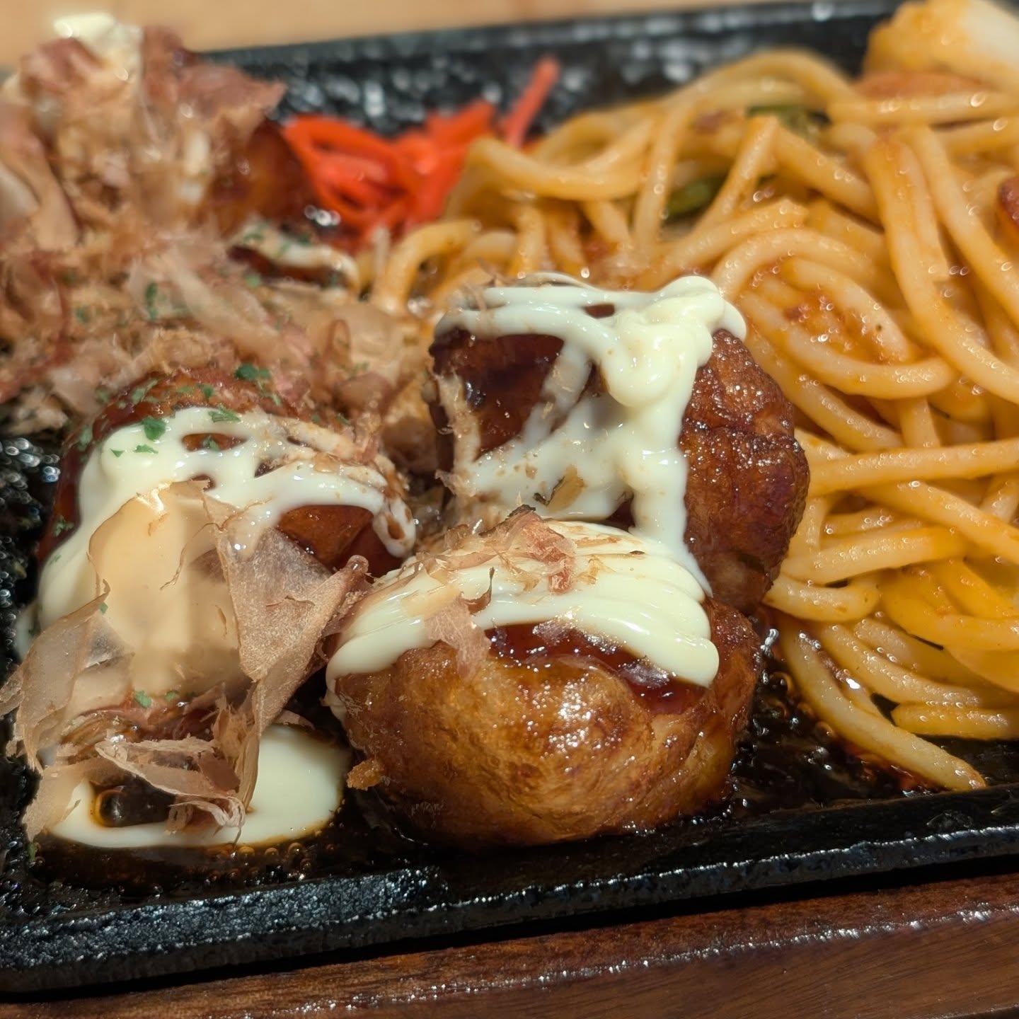 熱々鉄板で食べるナポリタン&たこ焼き！