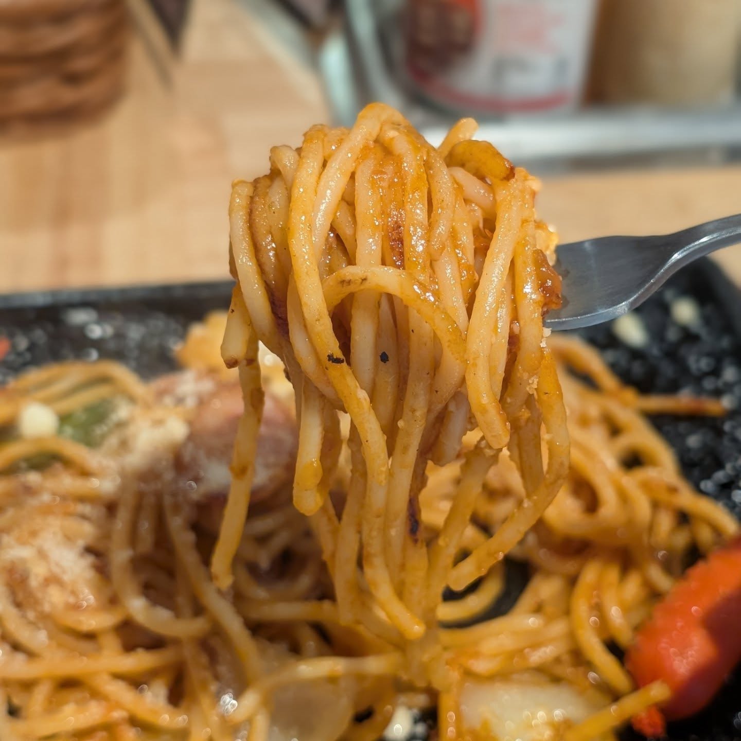 熱々鉄板で食べるナポリタン&たこ焼き！