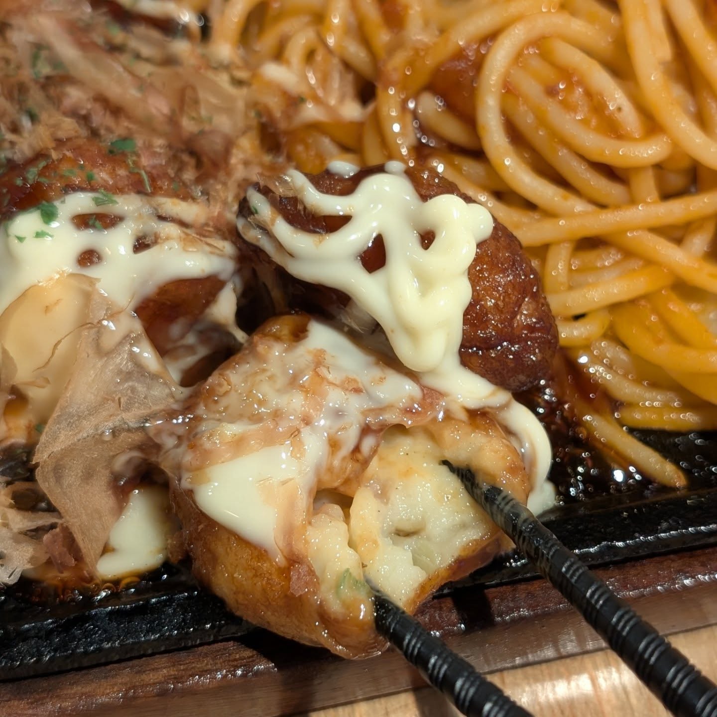 熱々鉄板で食べるナポリタン&たこ焼き！