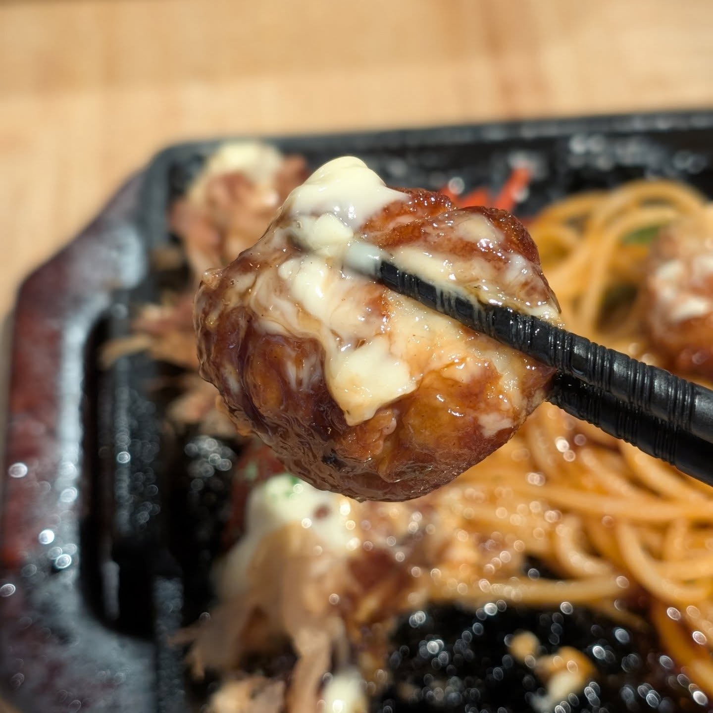 熱々鉄板で食べるナポリタン&たこ焼き！