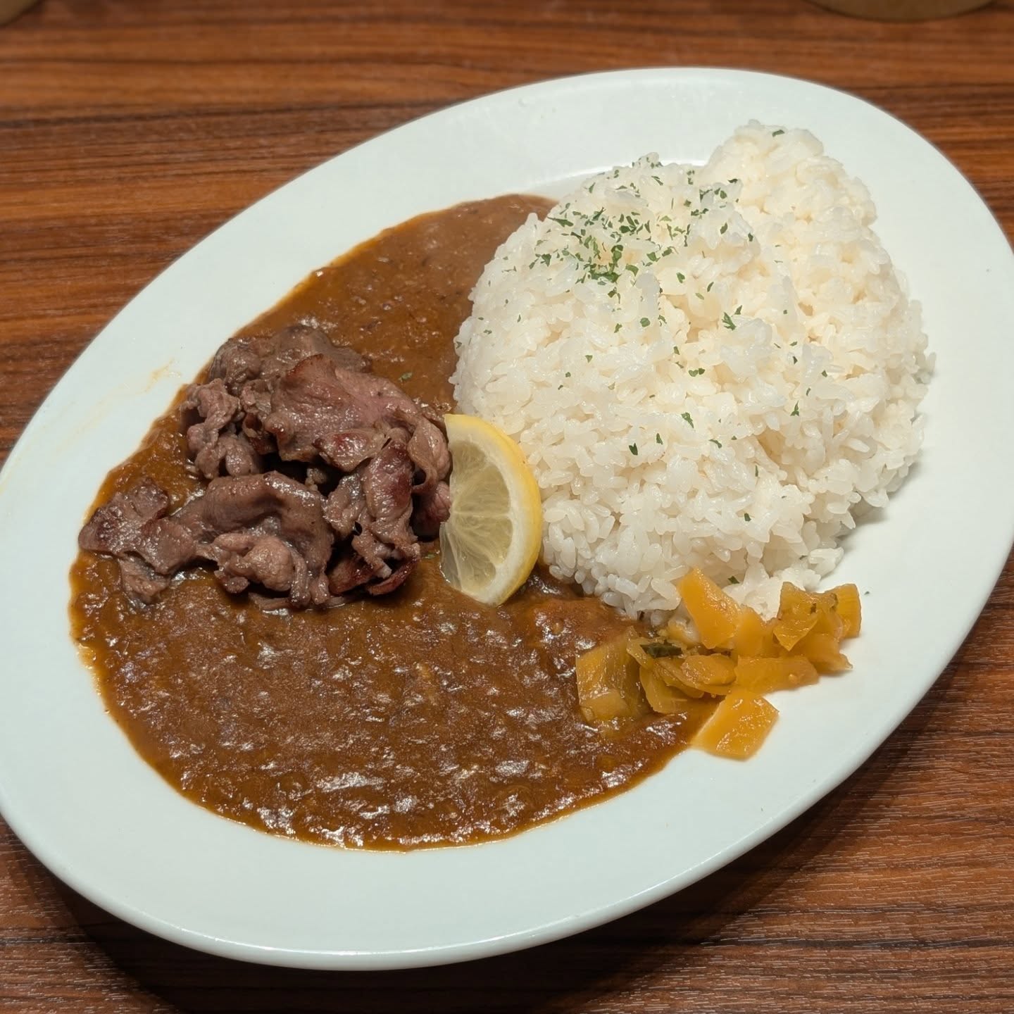 牛タンが乗った贅沢カレーが食べられるお店