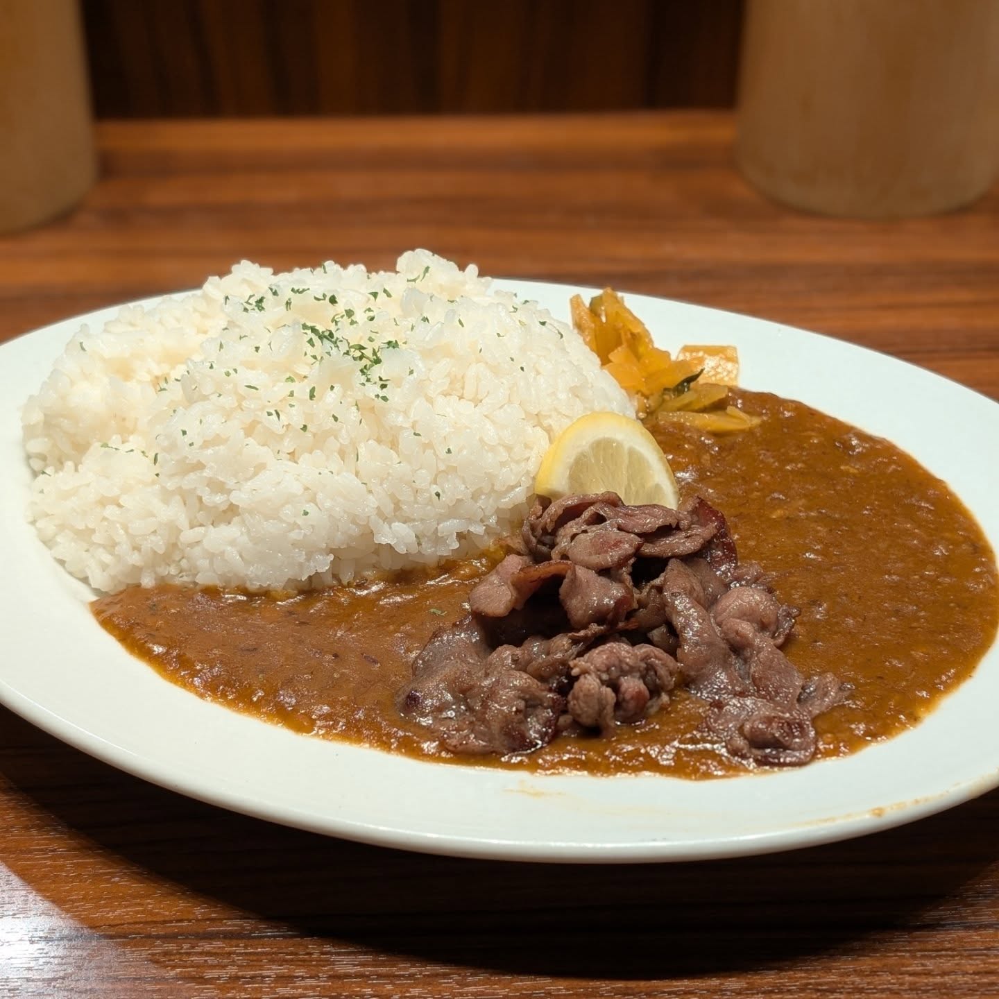 牛タンが乗った贅沢カレーが食べられるお店