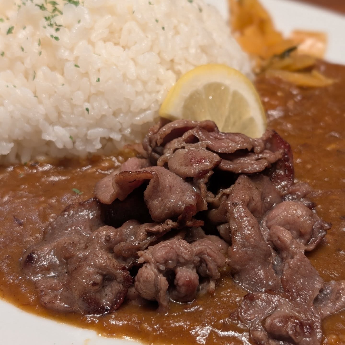 牛タンが乗った贅沢カレーが食べられるお店