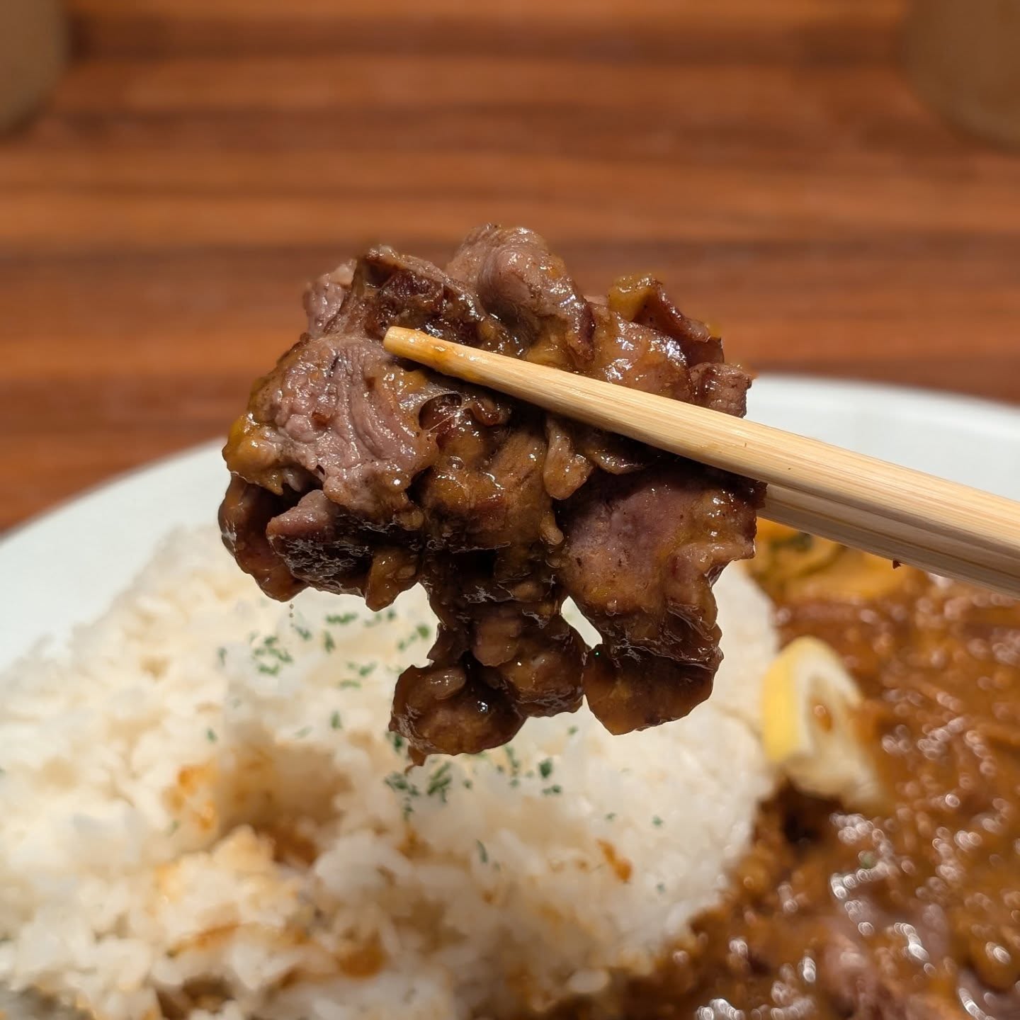 牛タンが乗った贅沢カレーが食べられるお店