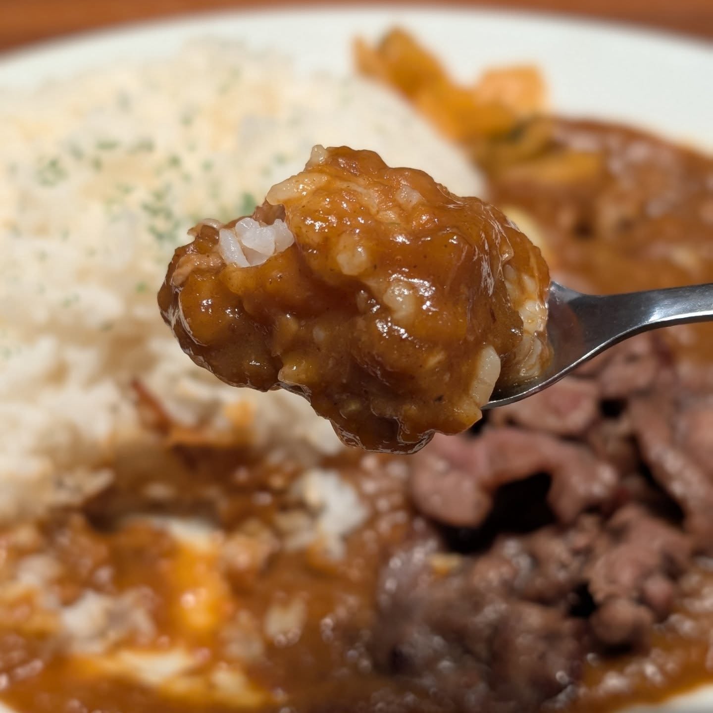 牛タンが乗った贅沢カレーが食べられるお店