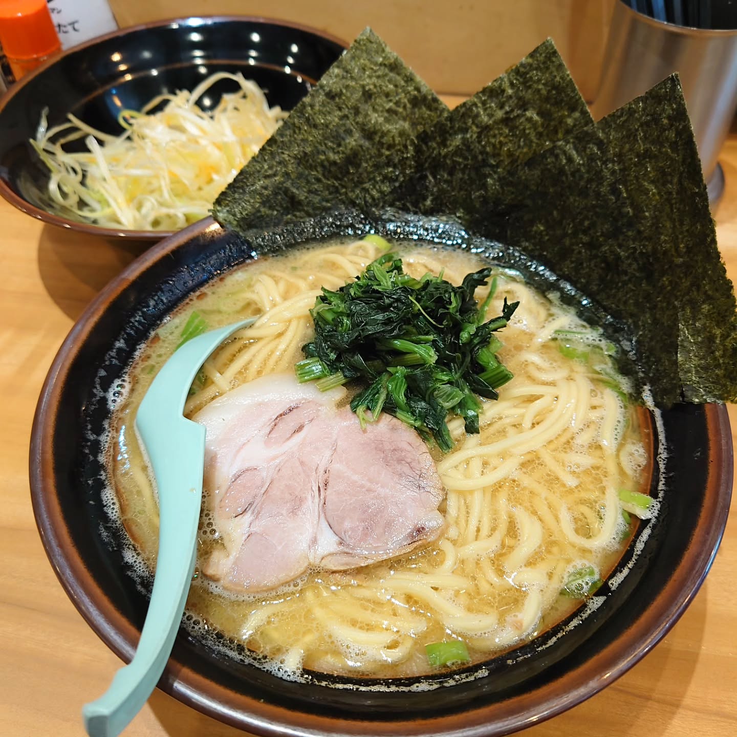 昼は家系ラーメン 夜は居酒屋の店