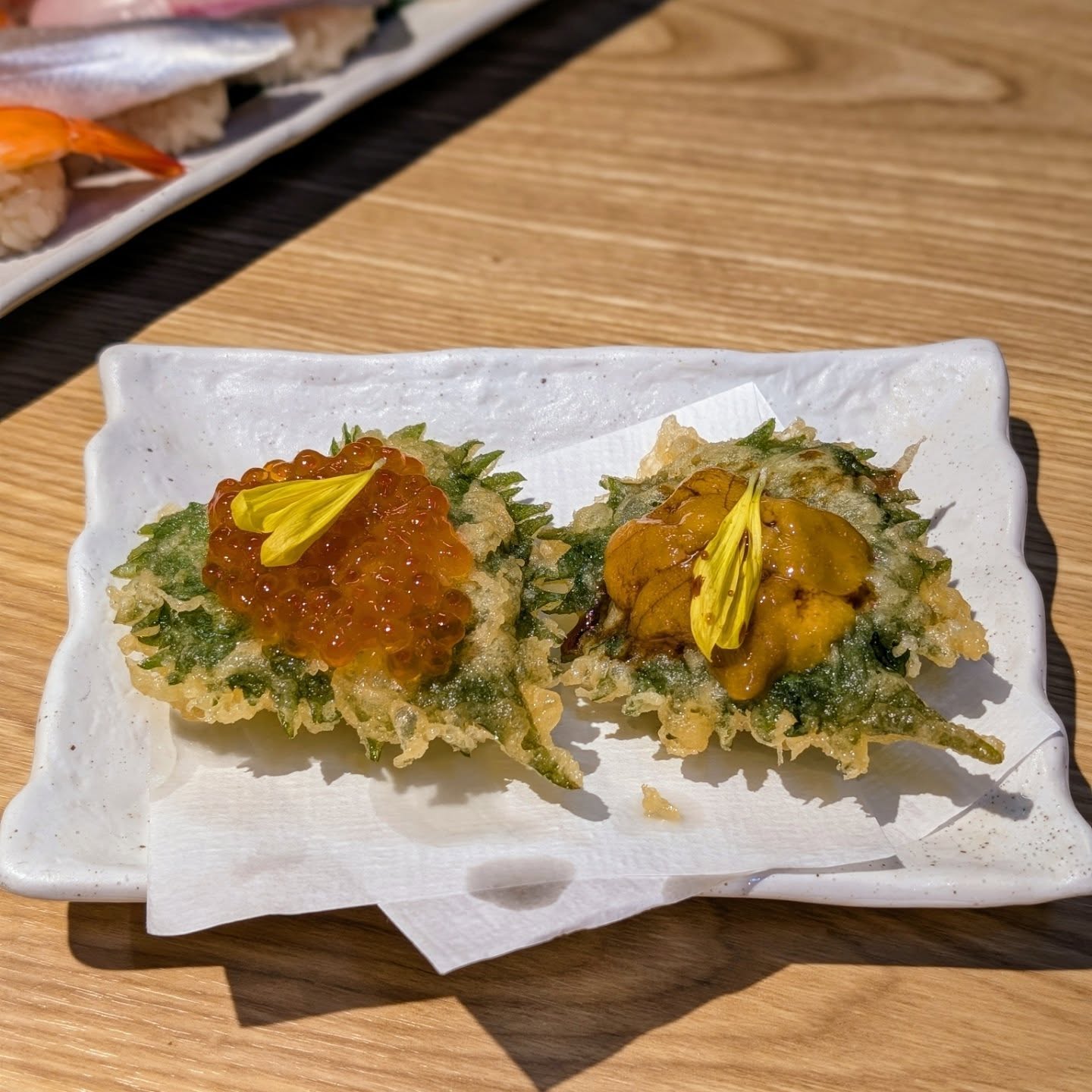 芸能人も訪れる寿司と天麩羅をリーズナブルに楽しめる店