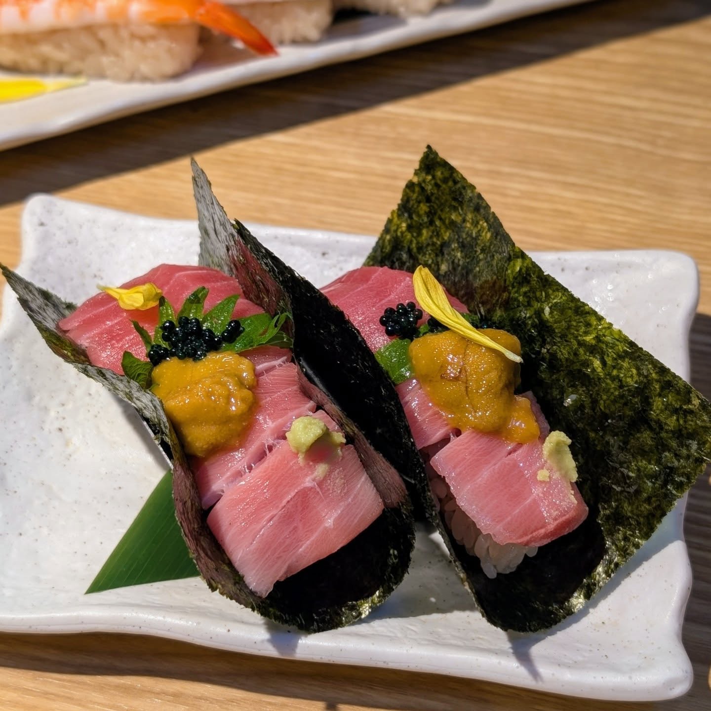 芸能人も訪れる寿司と天麩羅をリーズナブルに楽しめる店