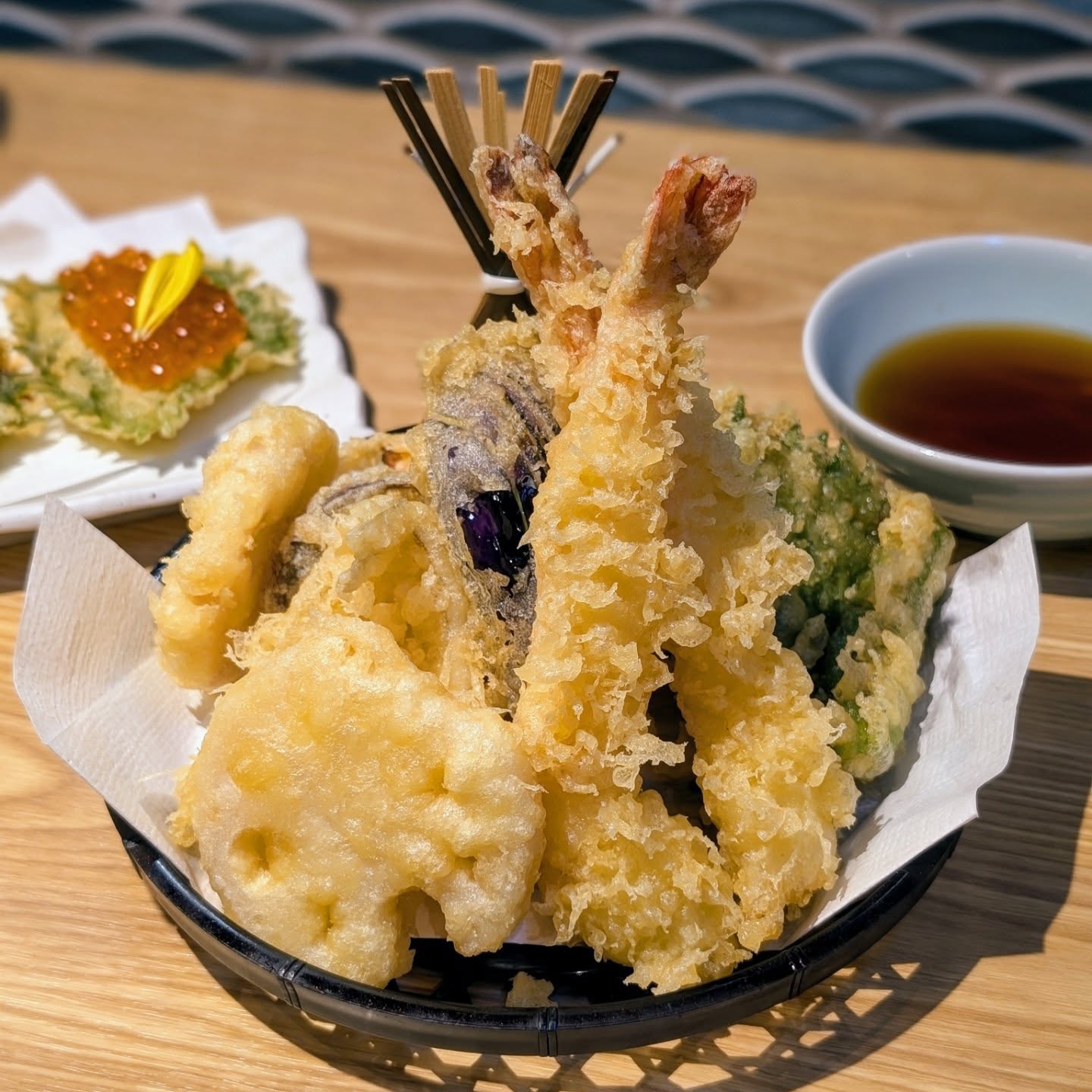 芸能人も訪れる寿司と天麩羅をリーズナブルに楽しめる店