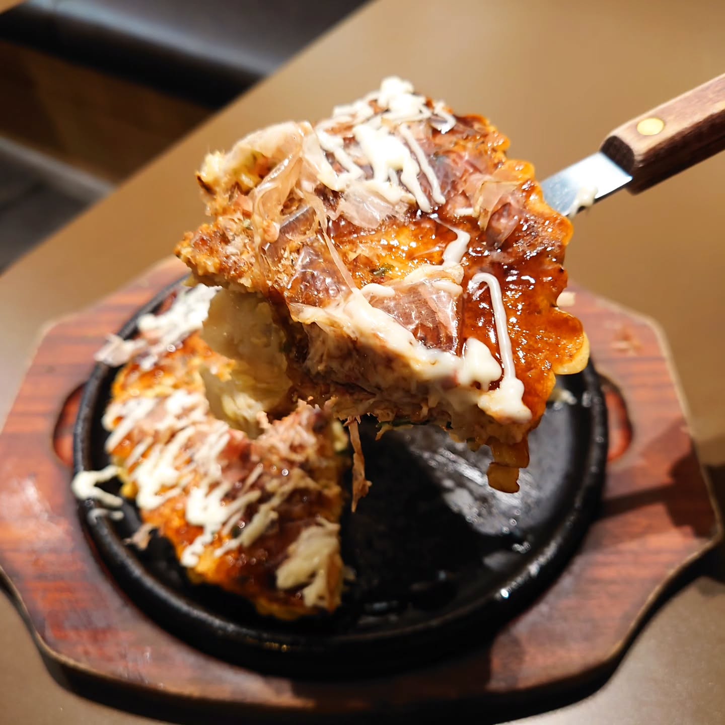 プロが焼いてくれる鉄板焼専門店