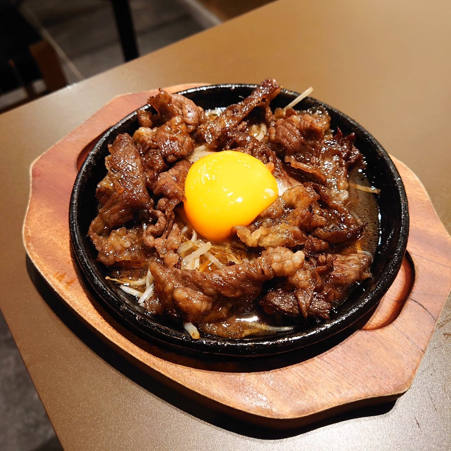 プロが焼いてくれる鉄板焼専門店