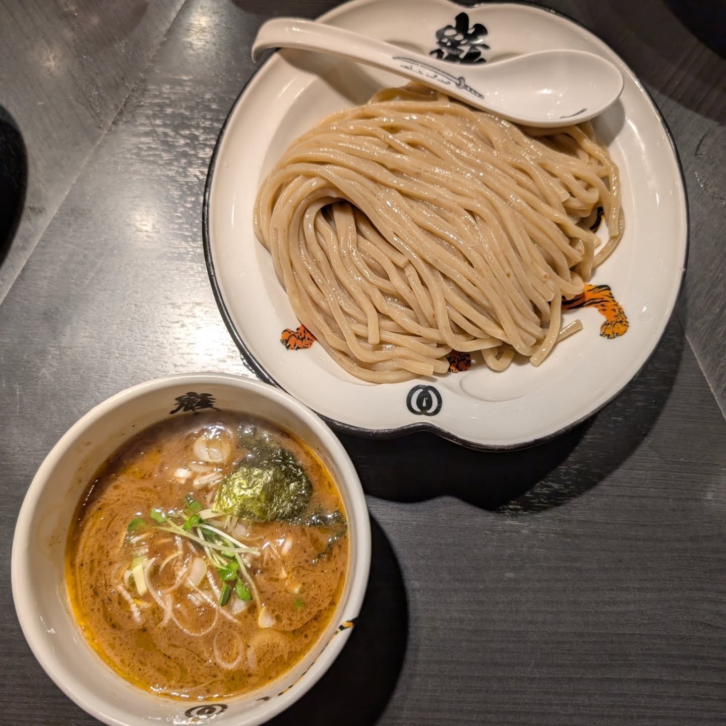つけ麺の量がサイズ変更無料の超コスパ店！