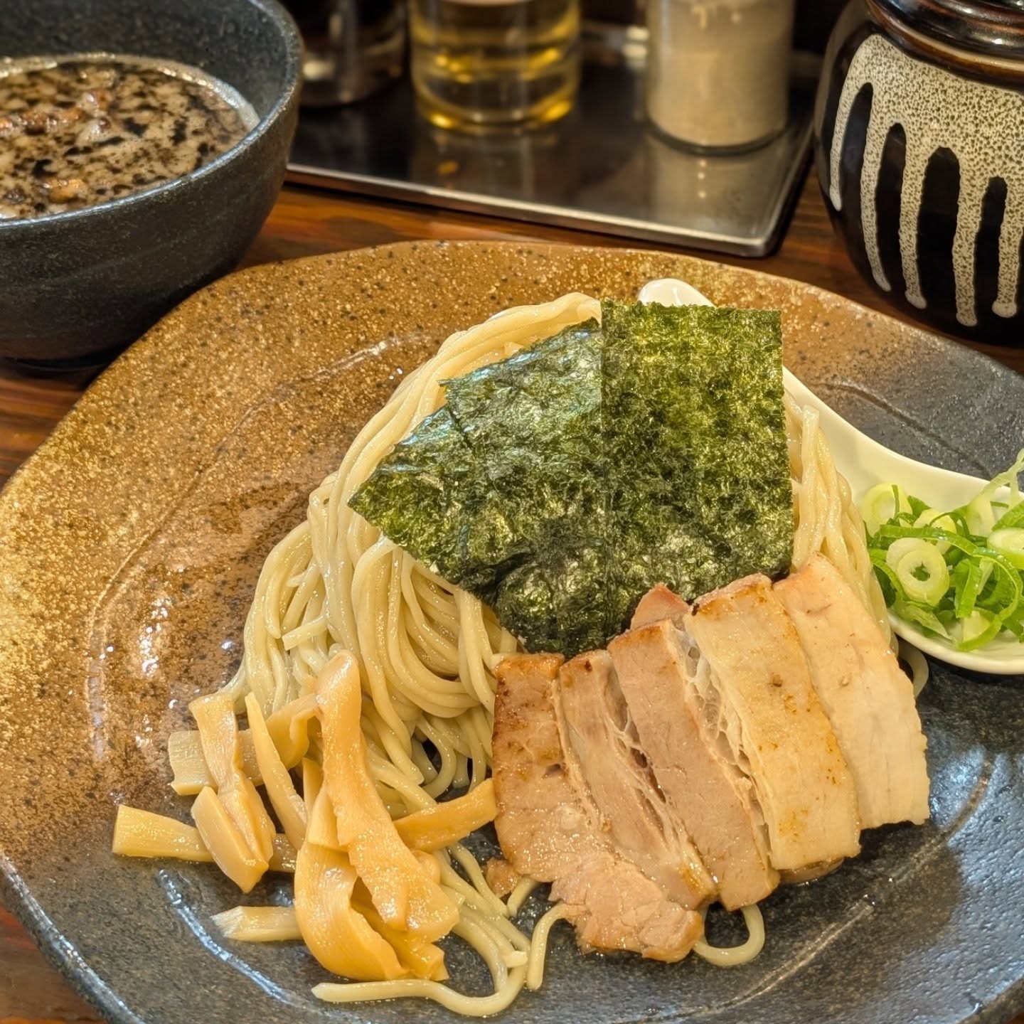 行列の絶えない新宿ラーメン店!