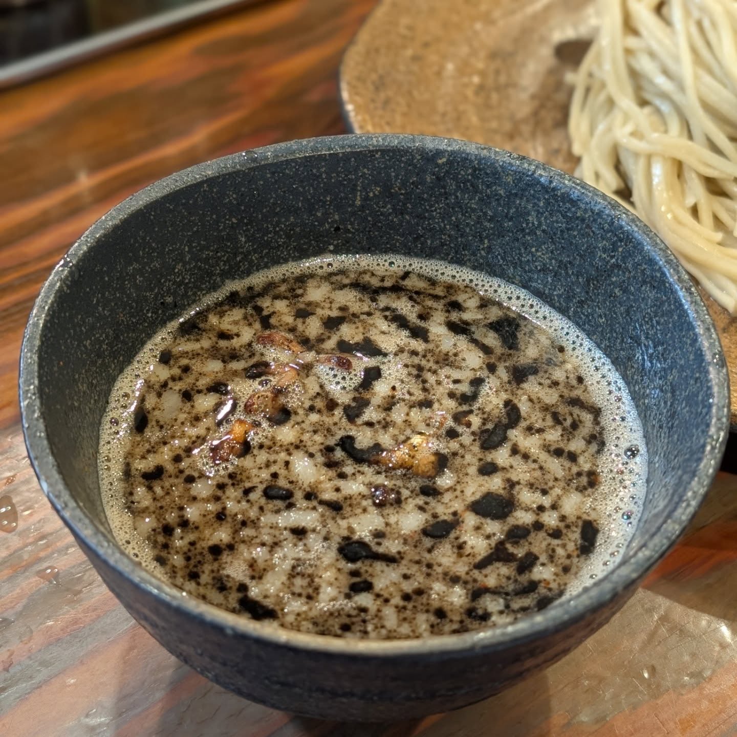 行列の絶えない新宿ラーメン店!