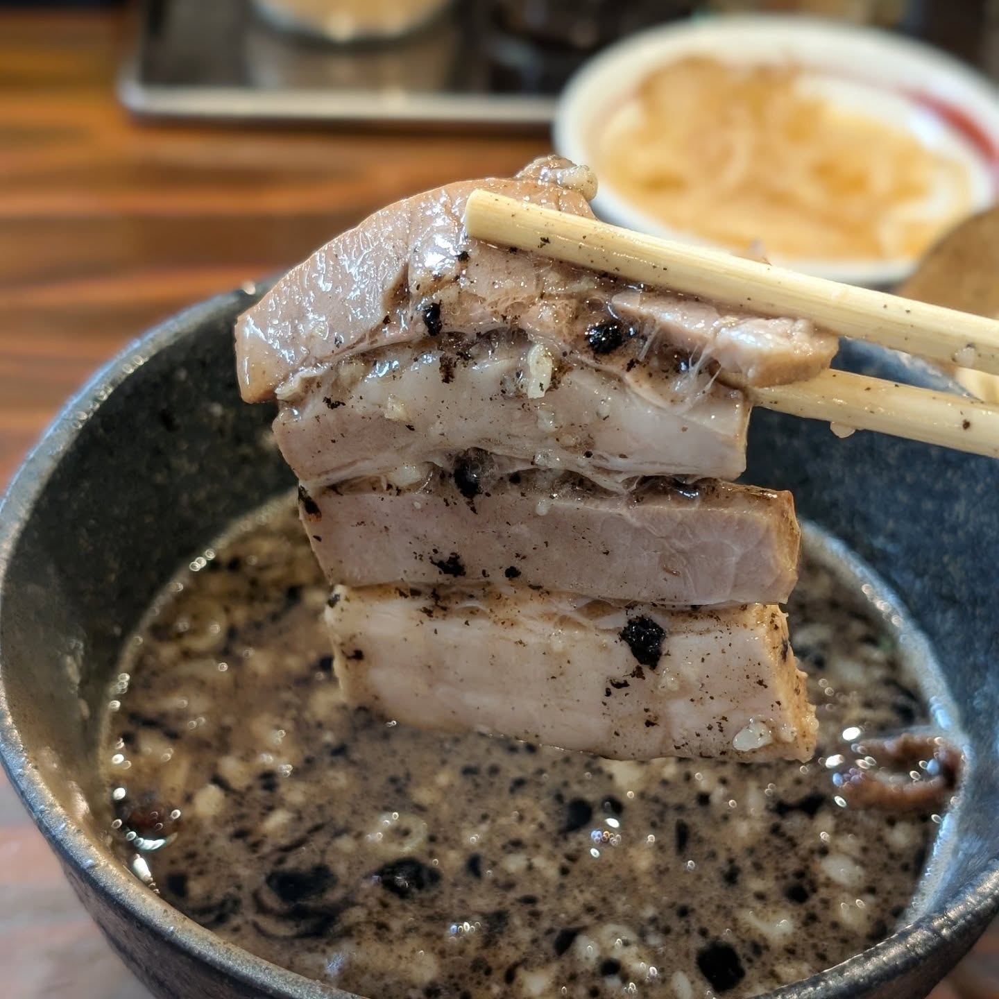 行列の絶えない新宿ラーメン店!