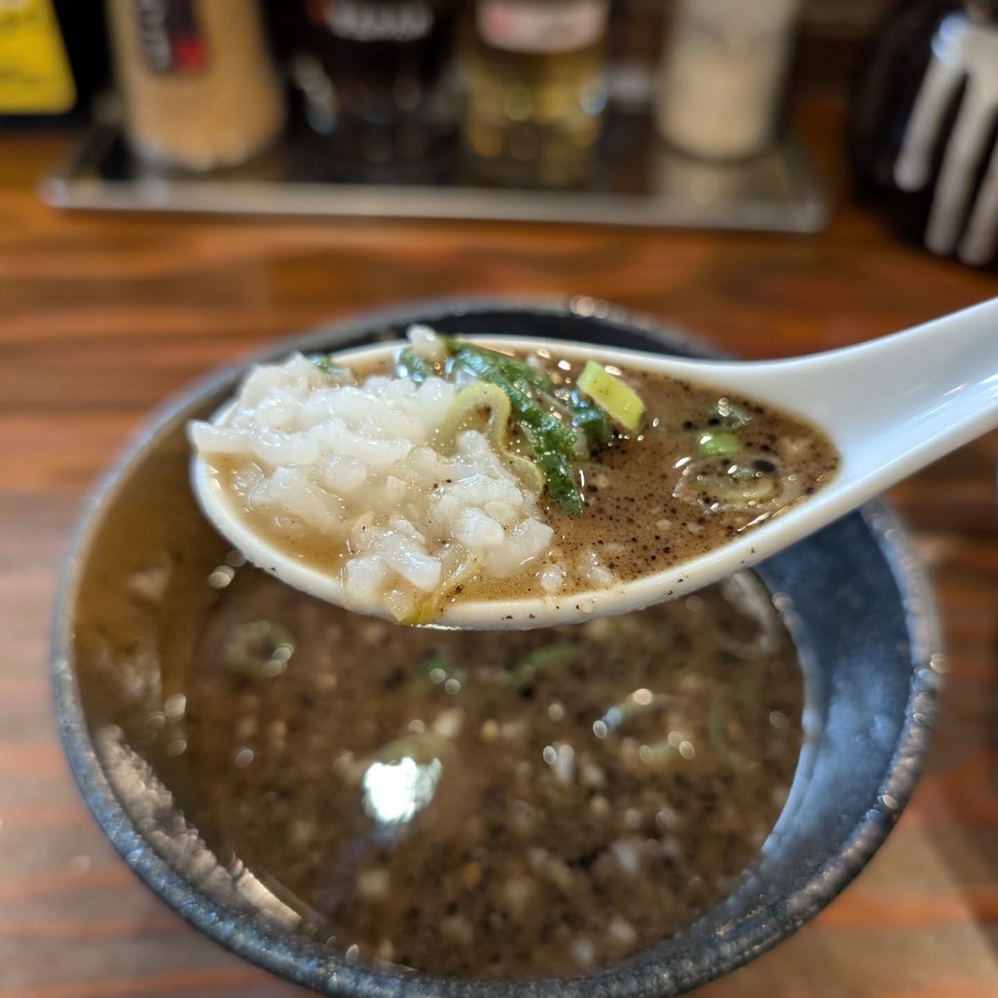 行列の絶えない新宿ラーメン店!