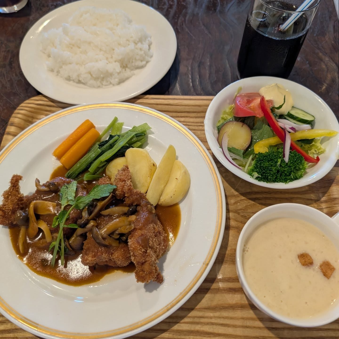 食べログ評価3.4！創業55年の老舗洋食店！