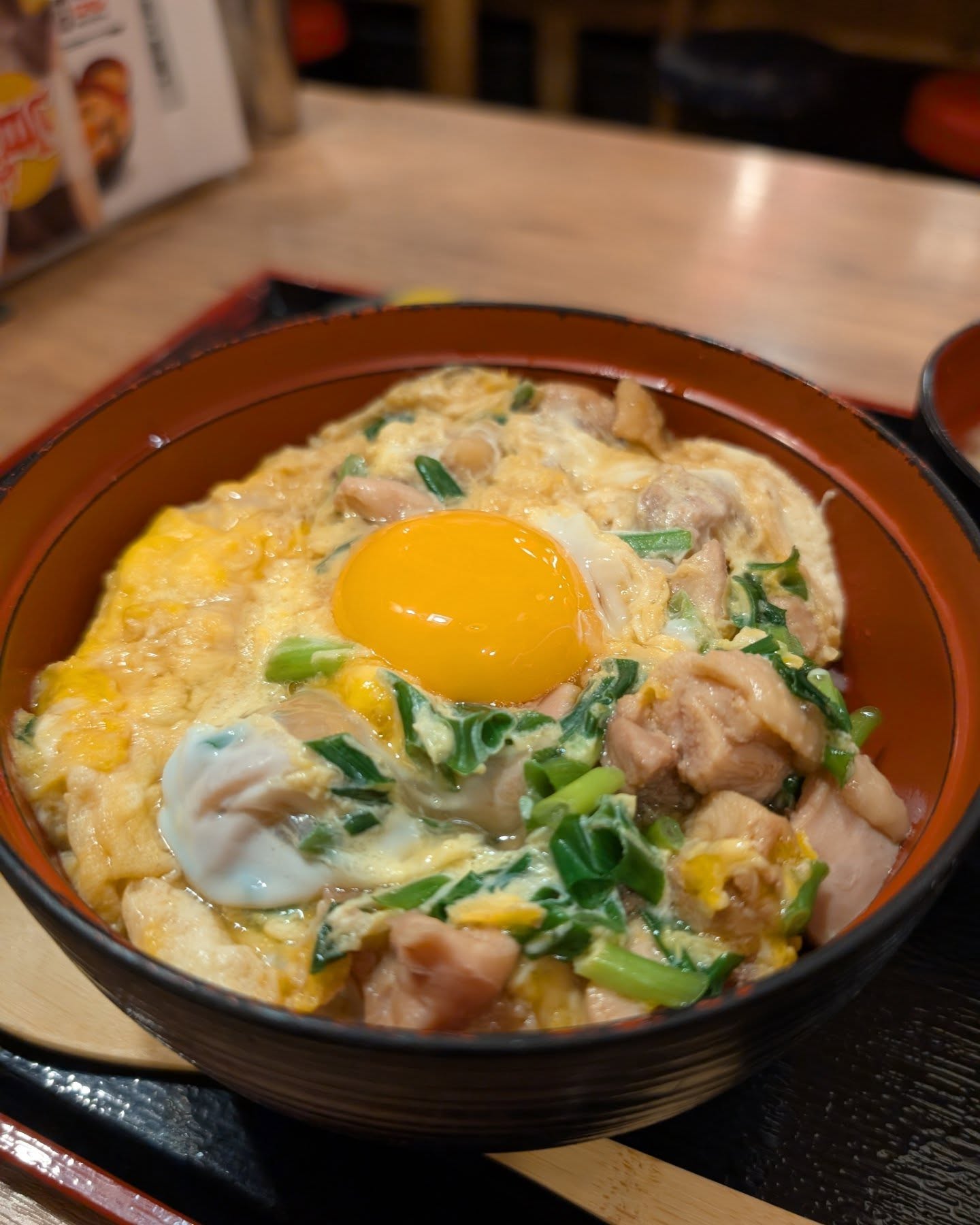 新宿ランチで迷ったらここ！700円台で大盛り無料の神コスパ親子丼