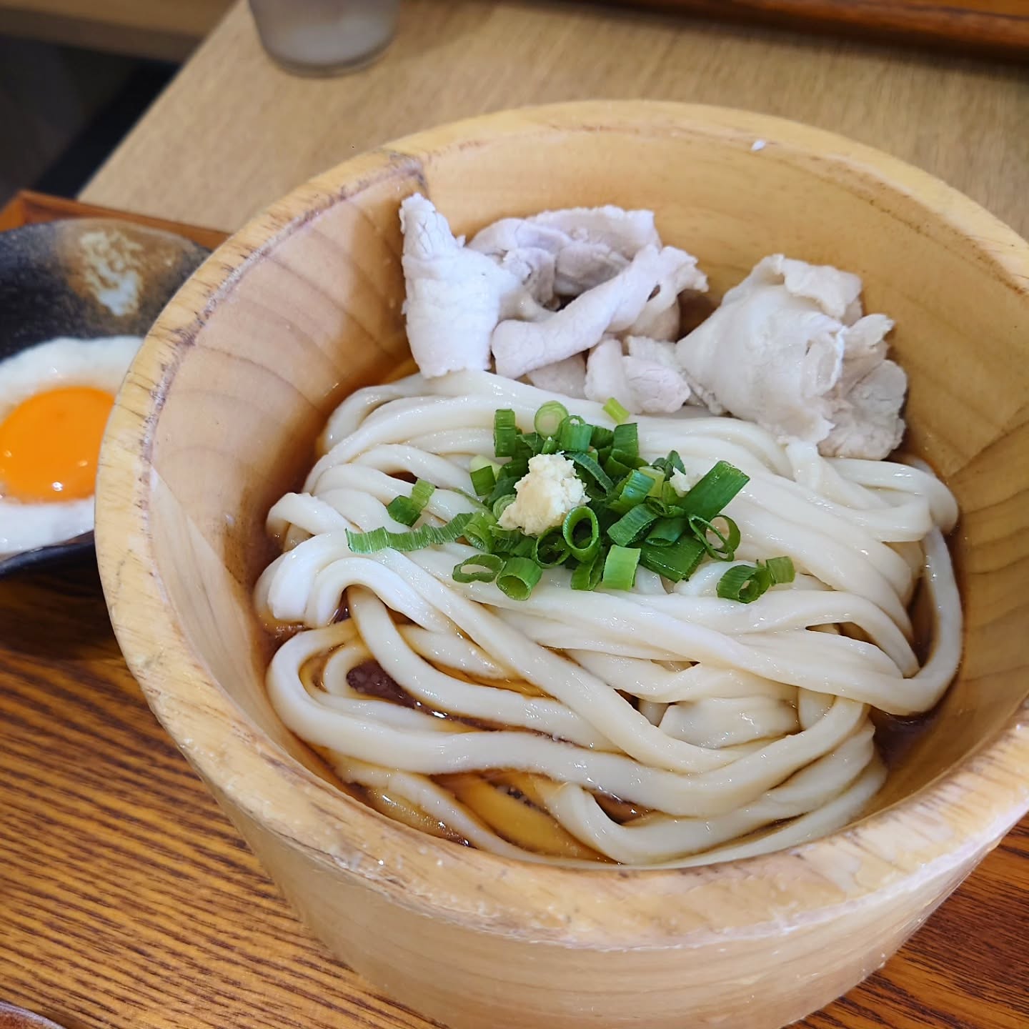 圧力鍋製法で独自もちもち食感のうどん店