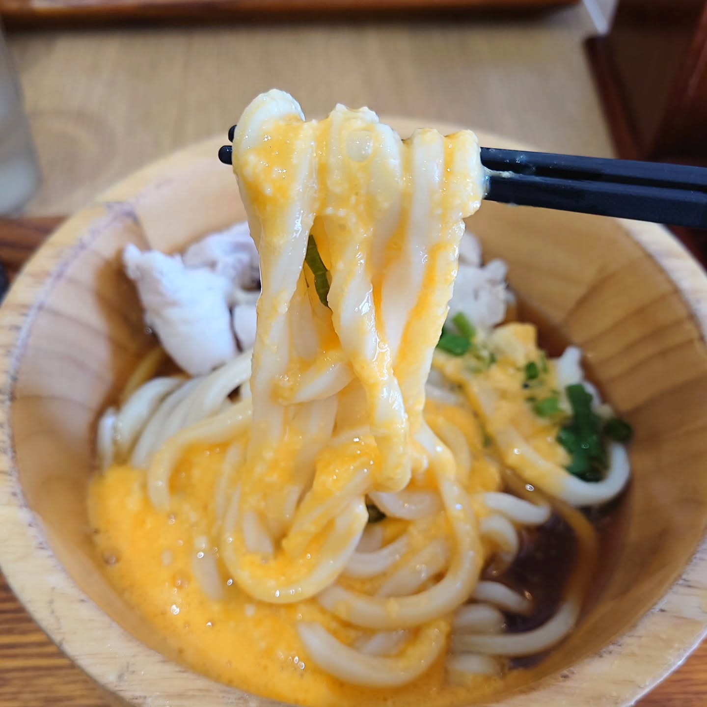 圧力鍋製法で独自もちもち食感のうどん店